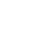 Logotipo do tema WordPress GeneratePress abstrato, branco e ousado, com um design circular, apresentando uma linha grossa em espiral para dentro e um pequeno recorte triangular próximo ao centro, sobre um fundo preto.