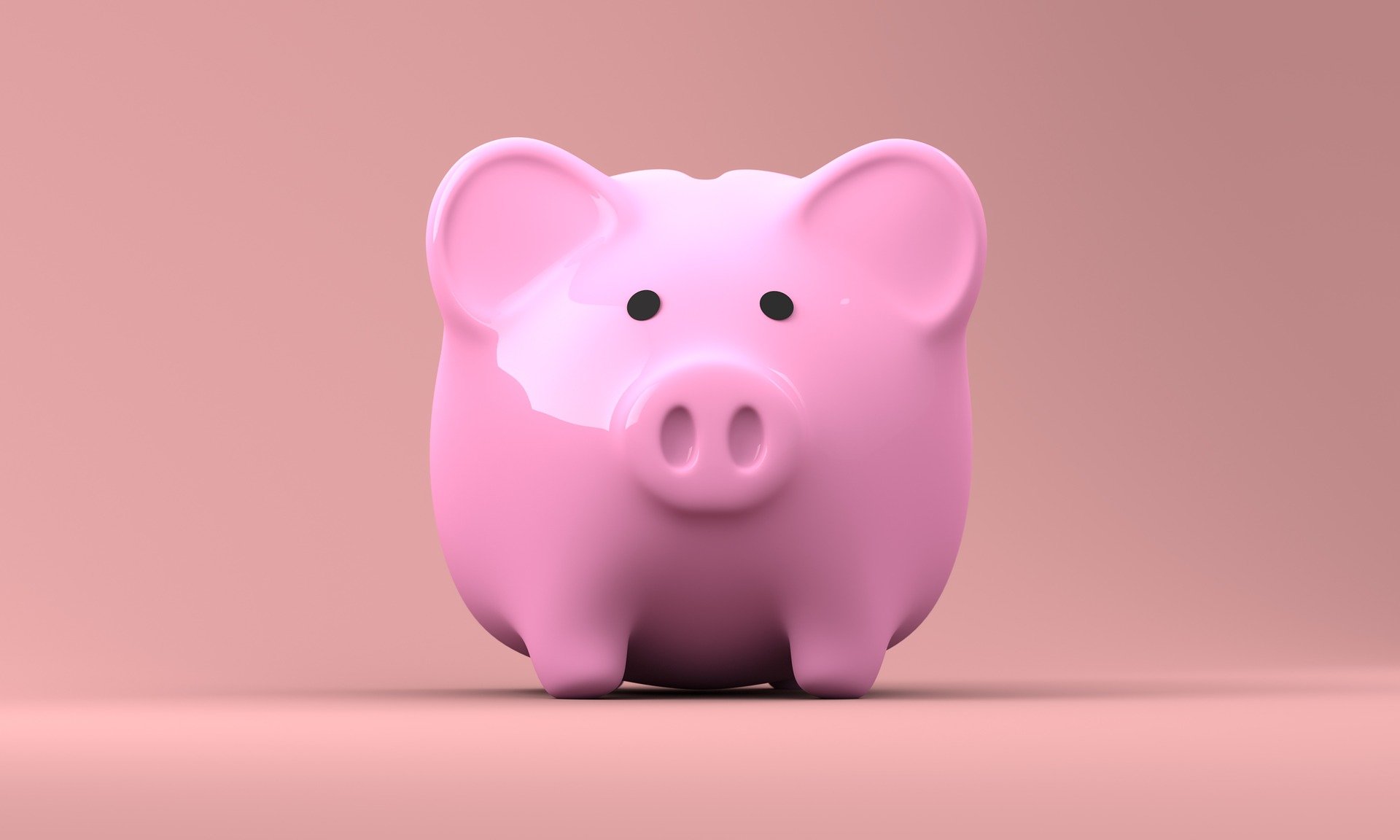 Um cofrinho rosa brilhante com olhos pretos está centralizado sobre um fundo rosa claro simples. Perfeito para ilustrar conceitos como renda recorrente, o cofrinho está voltado para a frente, mostrando seu focinho, orelhas e quatro patas.