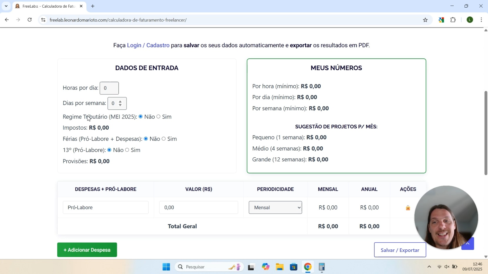 Captura de tela de uma calculadora de honorários de freelancers em português, mostrando campos de entrada para horas de trabalho e despesas à esquerda, e uma estimativa de custo resumida com taxas mensais sugeridas para o projeto à direita. Uma mulher está sorrindo no canto inferior.
