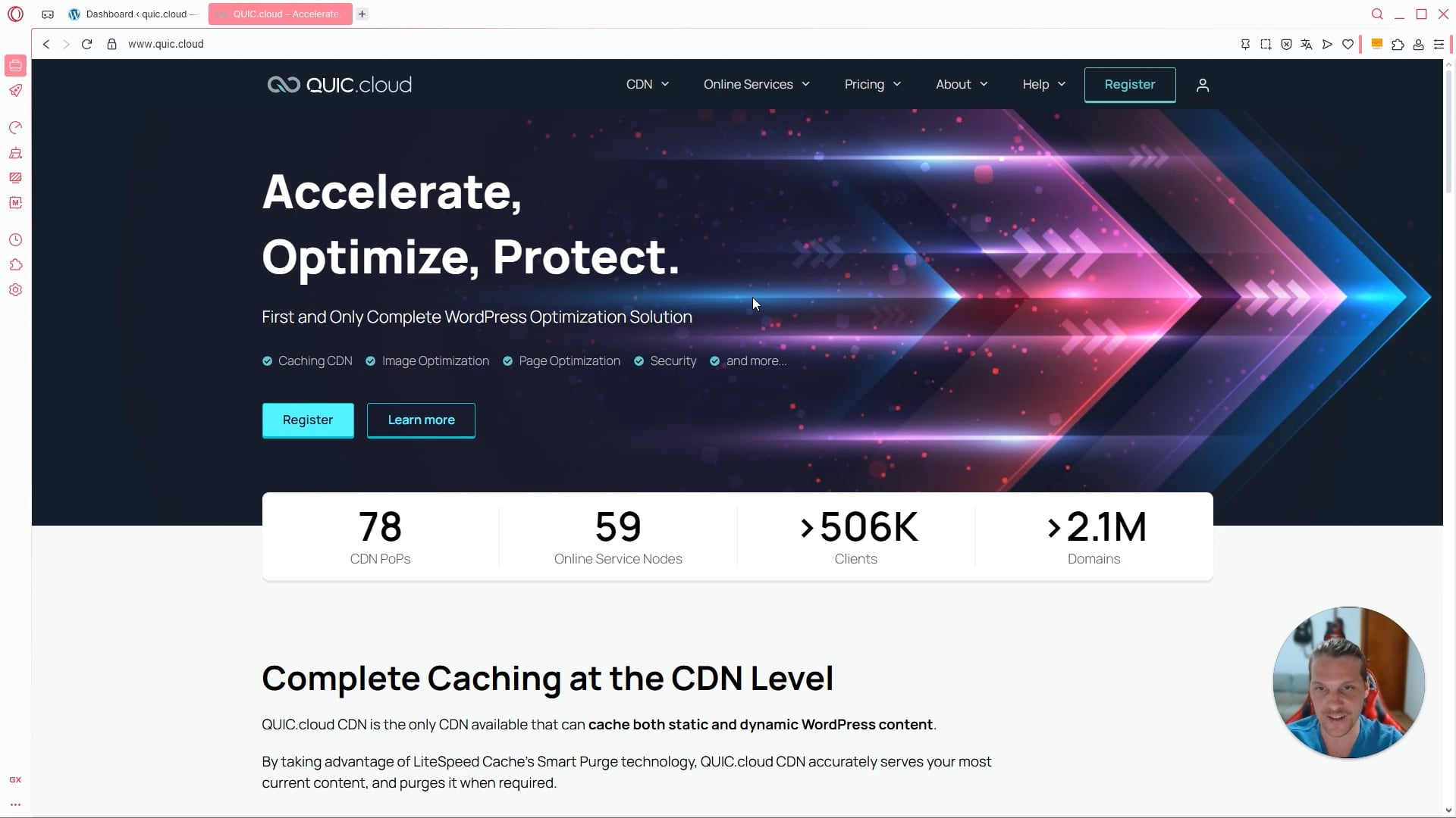 Captura de tela da página inicial do QUIC.cloud promovendo a otimização do WordPress, com um cabeçalho de tema escuro com "Accelerate, Optimize, Protect", estatísticas, um botão de registro, menu de navegação e duas pessoas em uma chamada de vídeo. Inclui o Converter for Media.