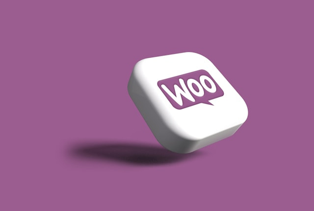 Um botão quadrado branco em 3D com o logotipo roxo do WooCommerce dentro de um balão de fala, flutuando acima de um plano de fundo roxo inspirado no WordPress com uma sombra abaixo dele.
